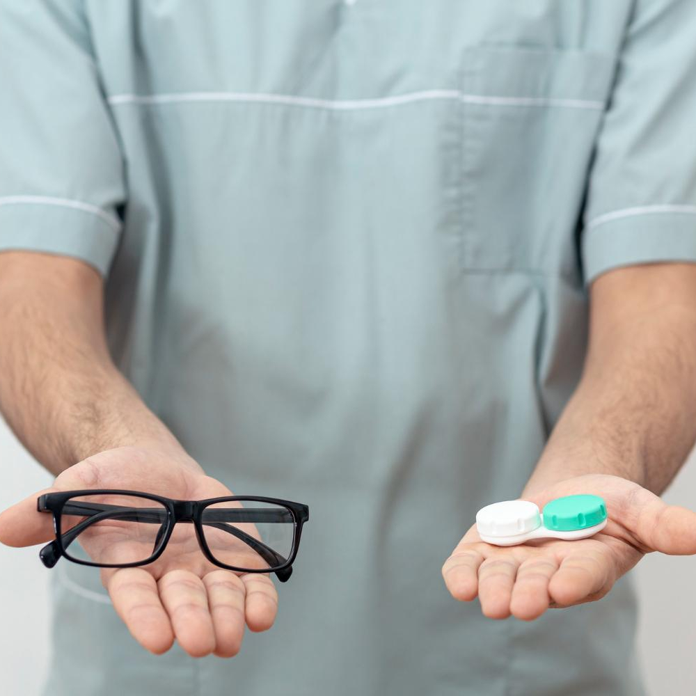 Oftalmologista segurando um par de óculos e uma capinha de lentes de contato representando a escolha entre lente de contato ou óculos