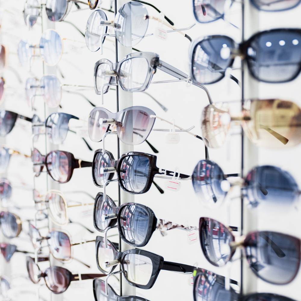 Variedade de óculos representando a variedade de óculos disponíveis nas Óticas Gassi espalhadas pela América Latina
