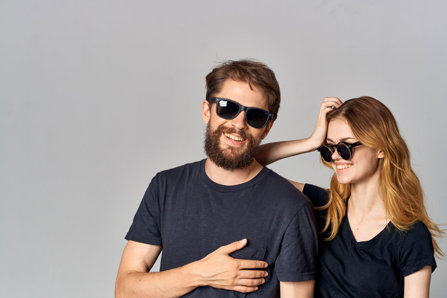 casal de namorados usando modelos de óculos de sol diferentes e que combinam com cada um